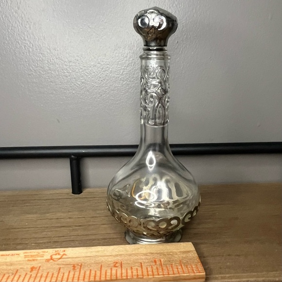 Vintage Avon perfume bottle. Could use a cleaning! - Picture 16 of 16
